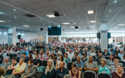 Dicsőítés, közös ima, üzenetek és emlékezés az alapítókra az Országos Pünkösdi Konferencián