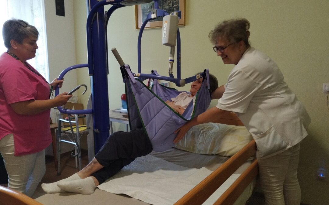 Elektromos betegemelőt és ruhákat adományozott a Magyar Pünkösdi Szeretetszolgálat