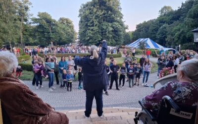 Generációk találkozása a Vóta-kastély parkjában